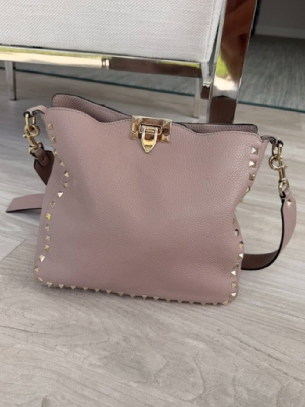 Authentic Valentino Rockstud Pebbled Calfskin Beige/Pink Medium Messenger Bag